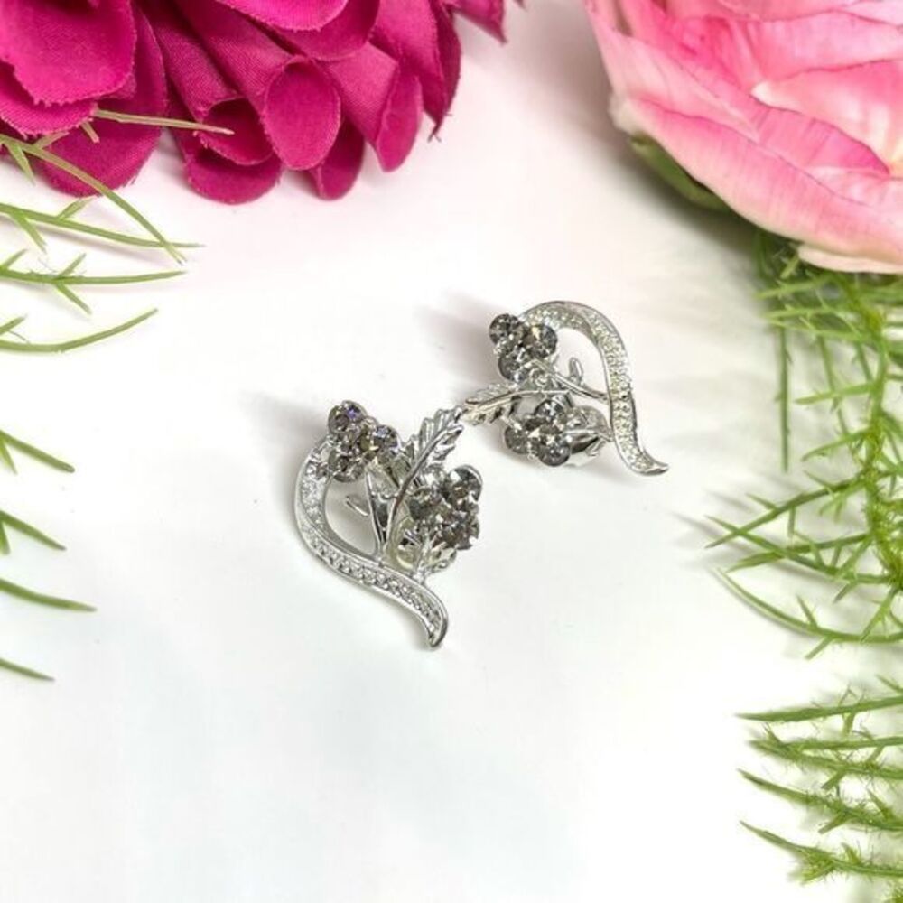 VINTAGE⚜️GORGEOUS Floral Grey Crystal Clustered Clip Earrings